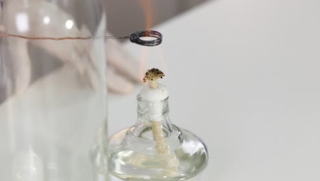 el alambre de cobre se oxida sobre la llama de la acetona