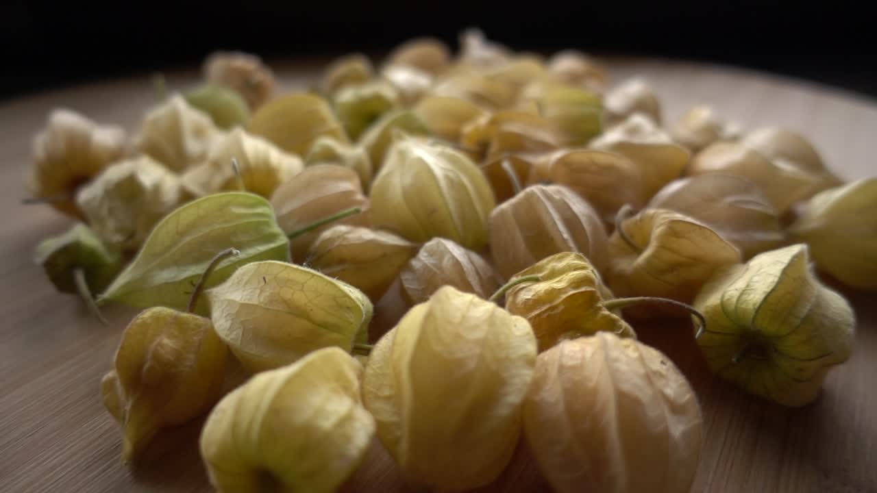 bayas de physalis dulces en la mesa