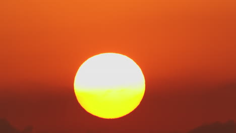 Glühender-Himmel-Mit-Aufgehender-Sonnenscheibe