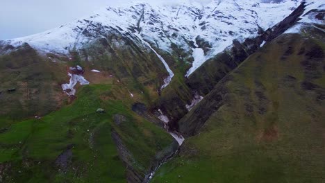 Vuela-Sobre-Picos-Nevados-Y-Acantilados-Espectaculares,-Perfecto-Para-Películas-De-Fantasía,-Cuentos-De-Hadas-E-Historias-De-Aventuras.