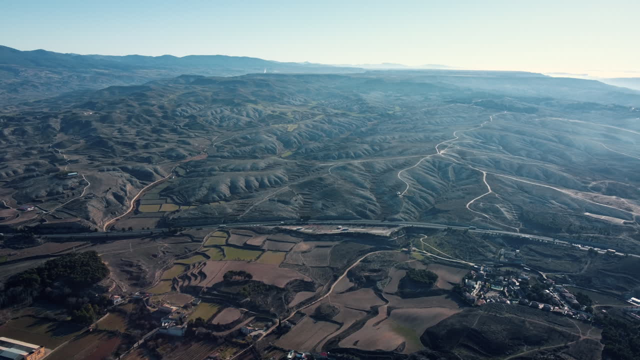 vista aérea de un paisaje rural montañoso con carreteras y campos