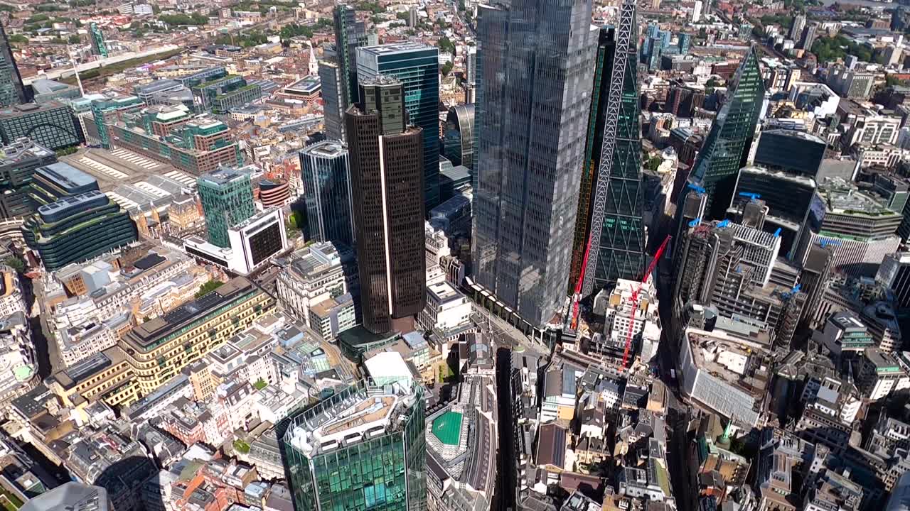 bishopsgate, leadenhall 및 nat west 타워를 포함하여 서쪽에서 동쪽으로 보이는 런던 타워의 공중 전망