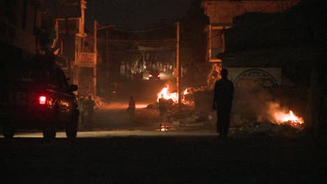 fogueiras queimam em um bairro violento em um país do terceiro mundo