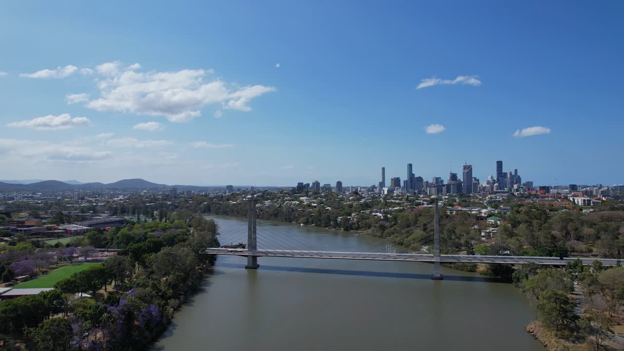 오스트레일리아 즐랜드의 듀튼 파크에서 볼 수 있는 엘레노르 슈넬 다리와 브리즈번 스카이라인