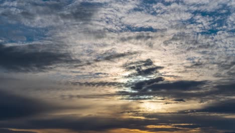 Impresionante-Puesta-De-Sol-De-Cloudscape-Colorido-Que-Florece-En-Un-Atardecer-Carmesí---Lapso-De-Tiempo