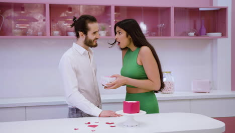 hombre y mujer abrazándose y besándose.