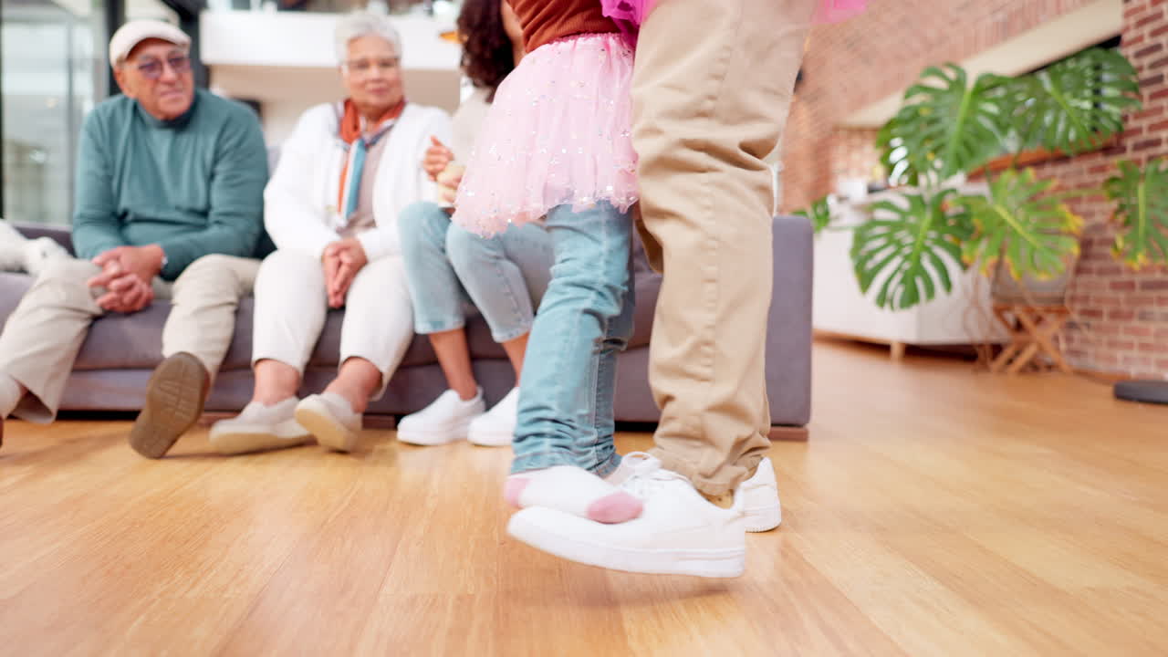 할아버지, 할머니와 손자가 춤을 춘다