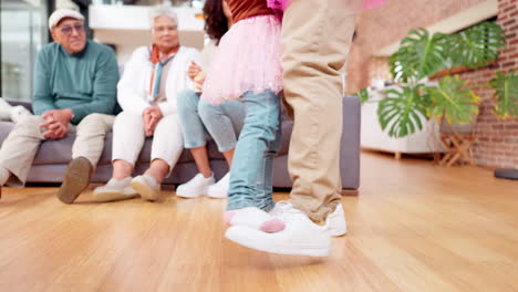 abuelos y nietos bailando