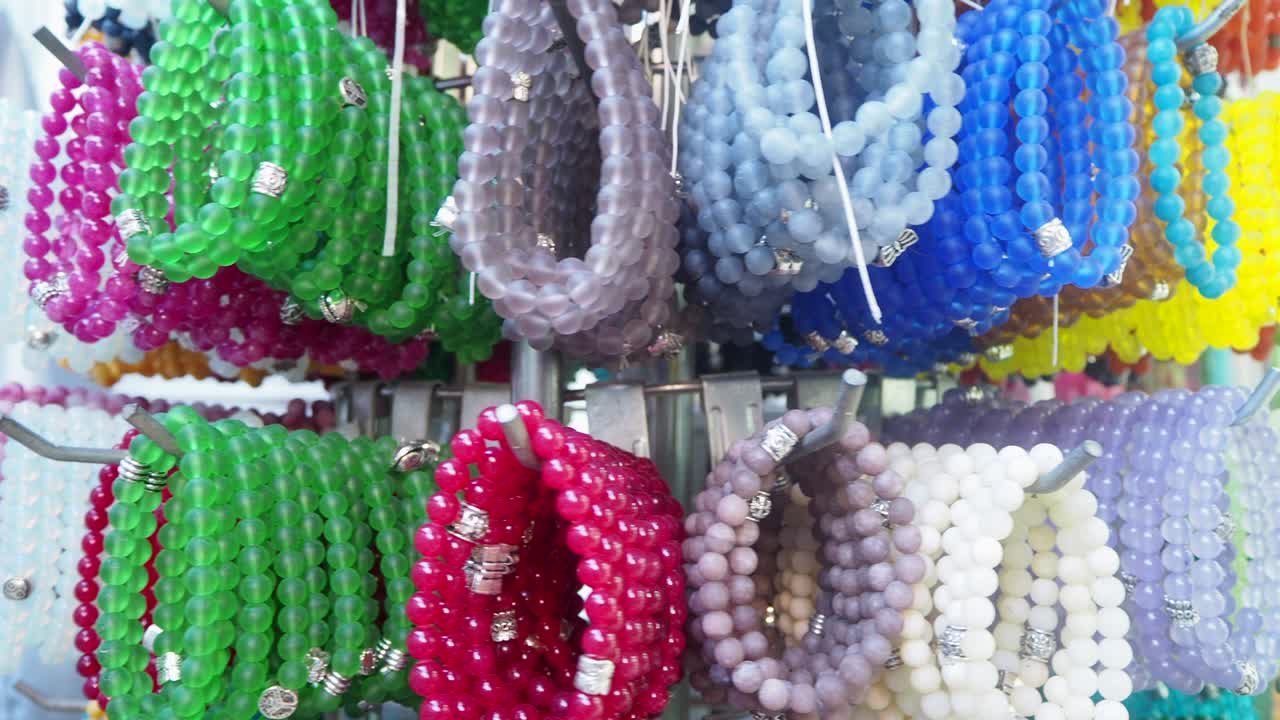 молитвенные бусы разных цветов