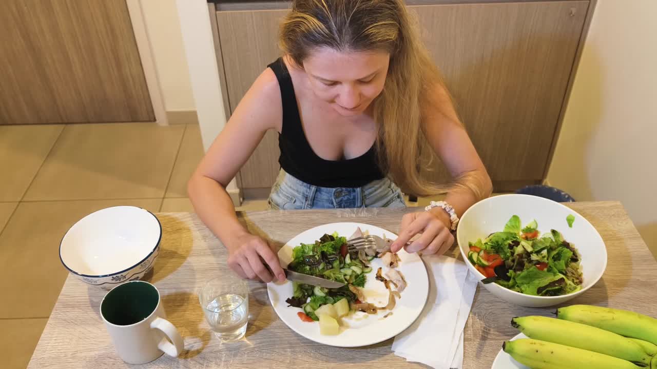 건강한 러드를 먹는 여자