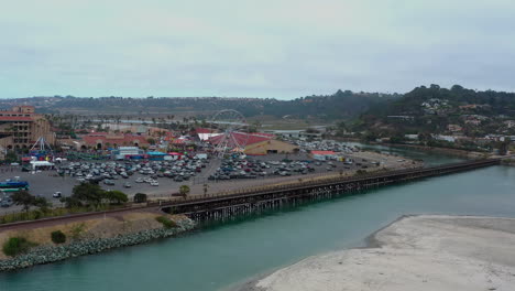 Vehículos-Estacionados-En-La-Feria-Del-Condado-De-San-Diego-En-El-Recinto-Ferial-Del-Mar---Toma-Aérea-De-Drones