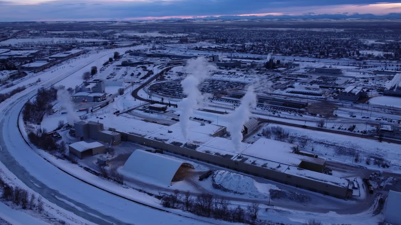 공장 증기와 함께 겨울 해가 지는 것