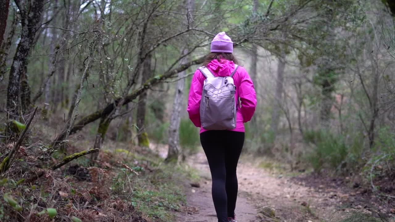 산책하는 소녀, 산의 숲에서 야외에 있는 여성, 자연 산책, 산책, 겨울에 숲에서 떠돌아다니는