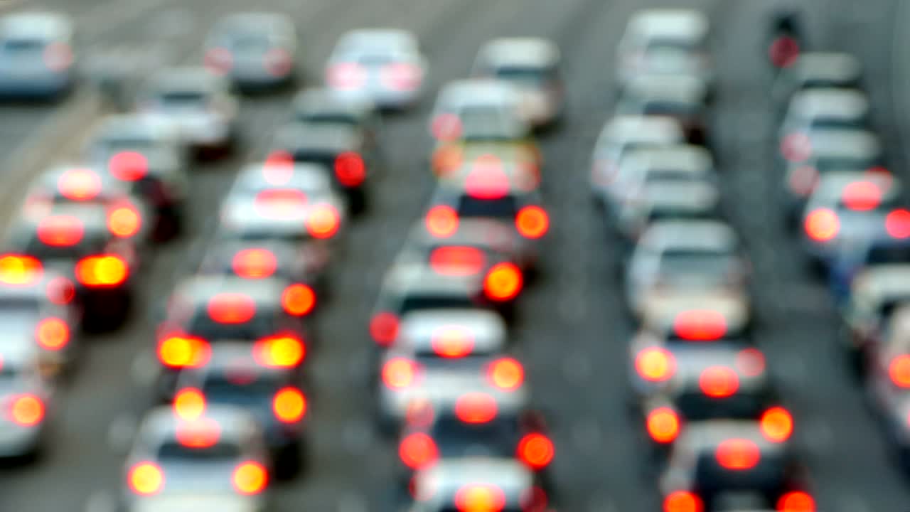 una escena de tráfico urbano muy borrosa.