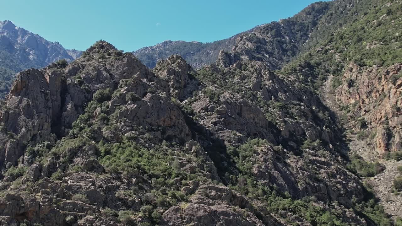 Paesaggio montano in Corsica, Francia, durante una giornata di sole