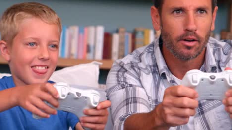 padre e hijo jugando a un videojuego