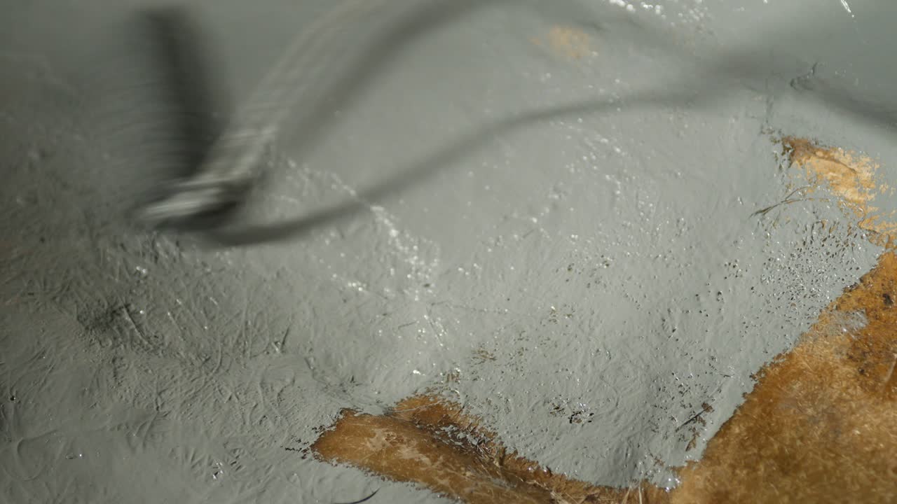 Mal over ældre glasfiber med en rulle