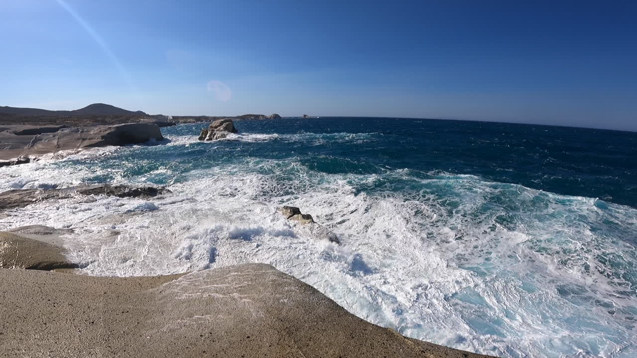 지중해 바다 바위에 큰 파도 충돌