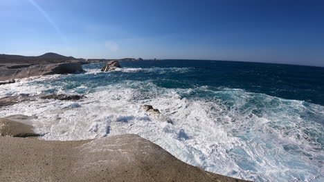 grandes olas chocan contra el mar mediterráneo rocoso