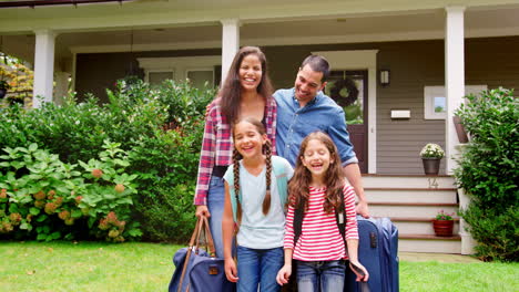 Retrato-De-Familia-Con-Equipaje-Saliendo-De-Casa-De-Vacaciones