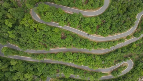 Coches-Circulando-Por-Una-Empinada-Carretera-De-Montaña-Con-Varias-Curvas-Cerradas-Durante-El-Verano-En-Alemania