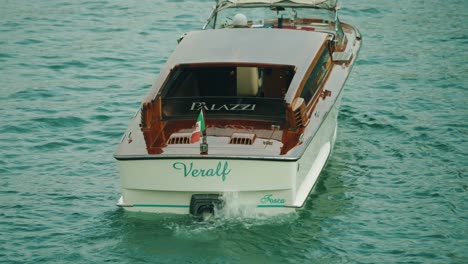 Wassertaxiboot-In-Venedig-Sitzt-Im-Leerlauf-Im-Wasser-Und-Der-Motor-Läuft