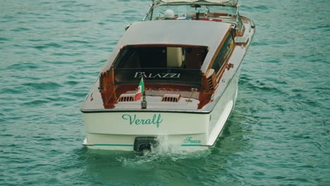 barco de taxi acuático en venecia sentado ocioso en el agua con el motor encendido