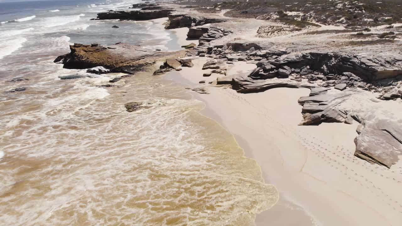 공중:가든 루트 옆에 있는 남아프리카 해변의 물에 있는 홍조류