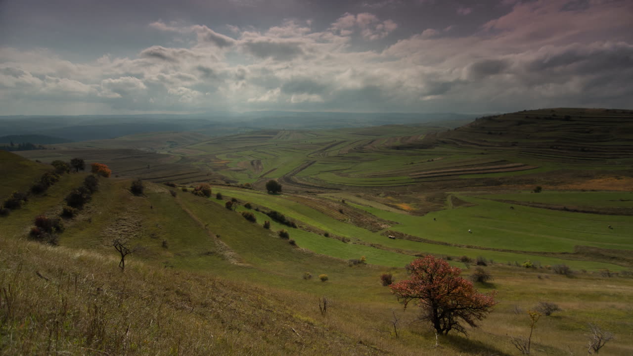 impresionante lapso de tiempo a través del paisaje rumano cerca de cluj napoca