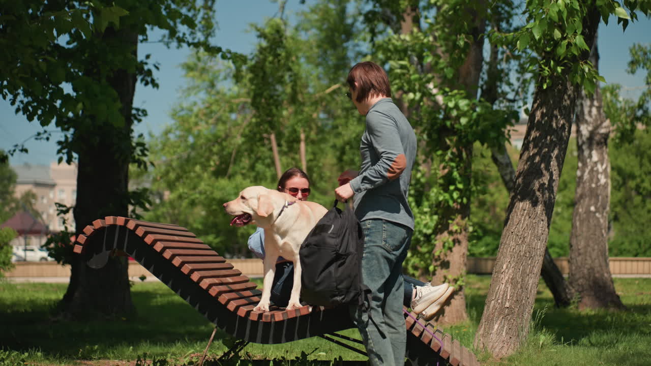 hombres y socios intercambiando sonrisas, caballeros y amigos disfrutando de intercambios alegres juntos, personas y parejas demostrando felicidad a través de interacciones positivas y gestos amables