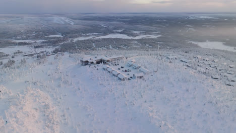 Vista-Aérea-Con-Vistas-A-La-Cima-De-La-Caída-Iso-syote,-Amanecer-De-Invierno-En-Finlandia