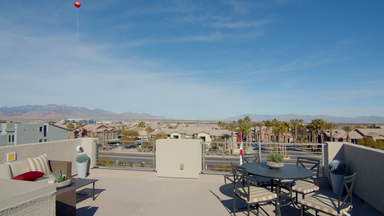 라스베가스 산맥과 함께 이웃을 내려다보는 완벽한 지붕 데크 설정 - 넓은 팬