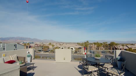 un tetto perfetto con vista sul quartiere con le montagne di las vegas in lontananza.