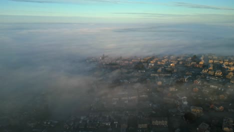 Imágenes-Aéreas-Cinematográficas-De-Una-Mañana-Brumosa,-Toma-Aérea-Sobre-Un-Pequeño-Y-Hermoso-Pueblo