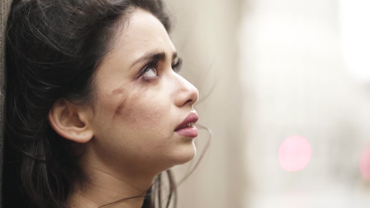 mujer joven llorando con maquillaje manchado triste nervioso en la calle vacía