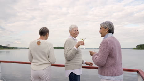 Tres-Mujeres-Mayores-Brindando