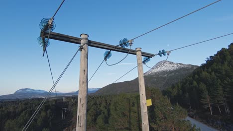 Hölzerne-Hochspannungsleitung-Oben-In-Der-Majestätischen-Landschaft-Norwegens,-Luftumlaufbahn-Fpv-Ansicht