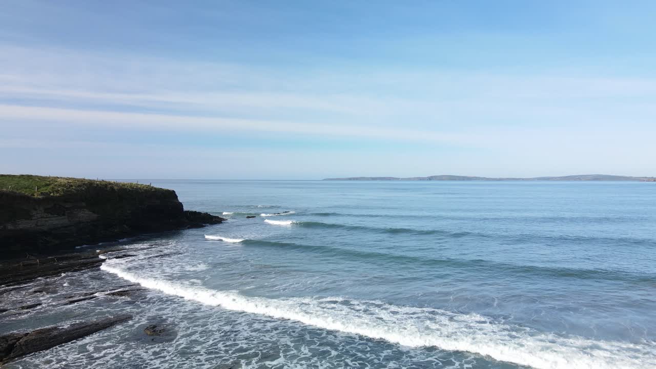 화창한 날 절벽, 모래, 해변, 손길이 닿지 않은 자연과 잔잔한 대서양, 공중 영상