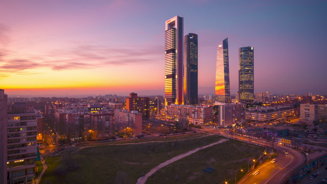 Vista aerea in hyperlapse con drone dell'area business Madrid Four Towers, ora Five Towers