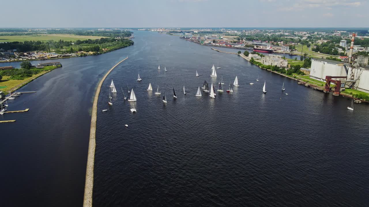 다우가바 의 세일 보트 레가타 의 공중 촬영 - 리가 의 조용 한 장면, 여름