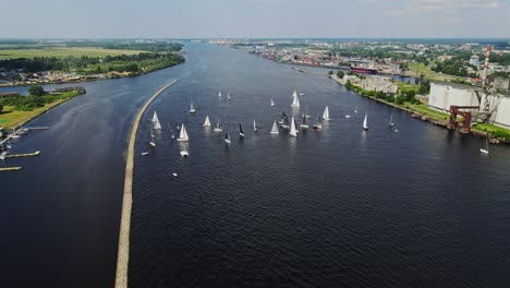 fotografía aérea de una regata de veleros en el daugava - escena tranquila en riga, verano