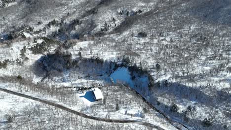 Aerial-establishing-shot-of-Japan-snowy-valley-near-the-Nagano-Myoko-Yamanochi-region