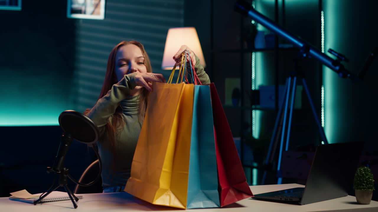 chica con bolsas de compras coloridas en la mano, mostrándolas a los suscriptores