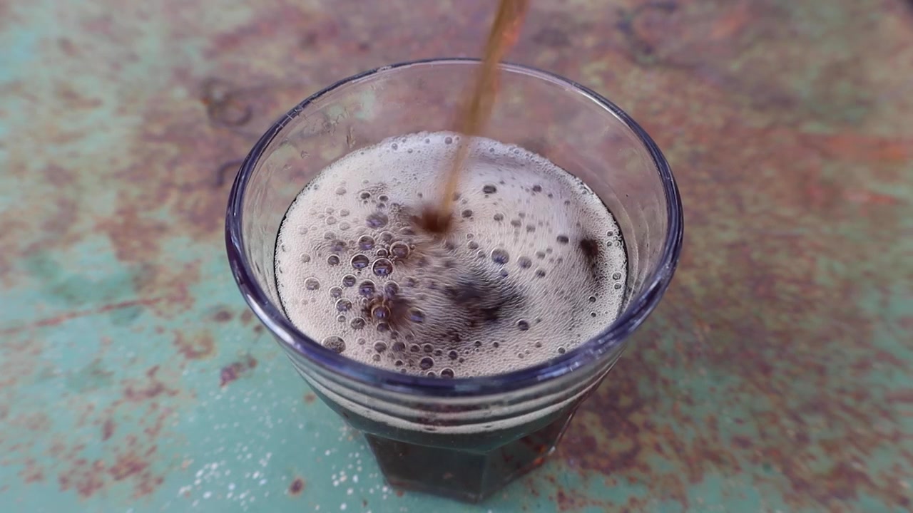 Video mentre si versa Coca-Cola in un bicchiere