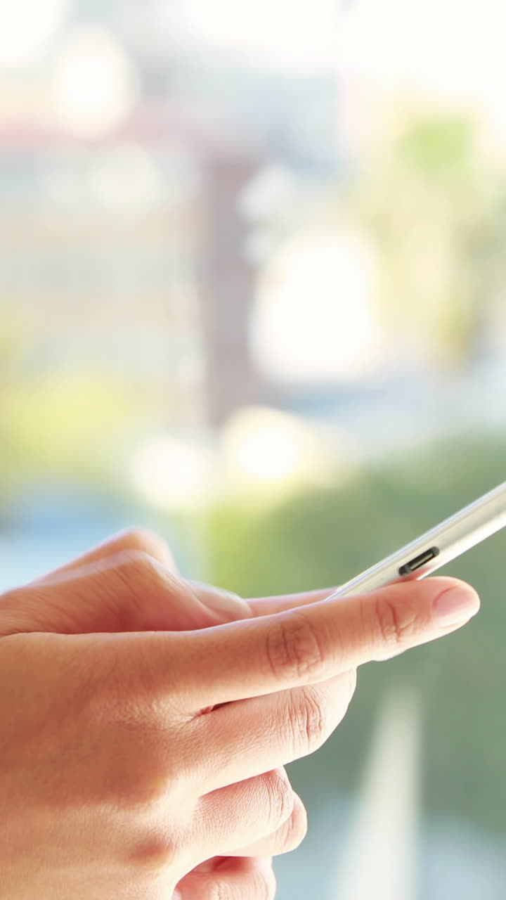 una mujer de negocios asiática enviando un mensaje.