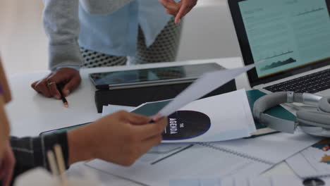 equipo creativo de jóvenes empresarios que se reúnen en la oficina para intercambiar ideas para proyectos trabajando juntos planificando el desarrollo en el espacio de trabajo de la oficina de inicio