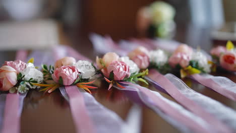 Kleine-Rosensträuße-Und-Pastellfarbene-Bänder-Auf-Dem-Tisch