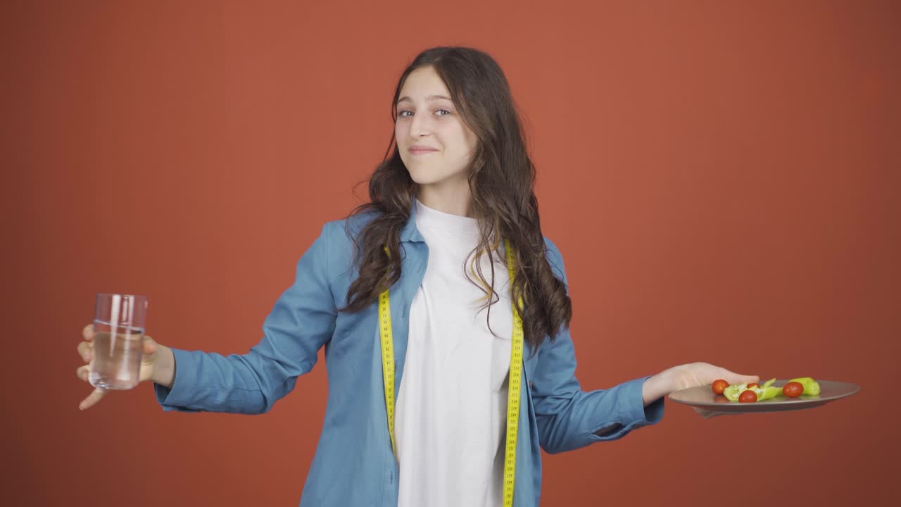 다이어트를 하는 젊은 여성은 선택을 합니다.