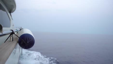 Eine-Große-Yacht,-Die-Durch-Den-Morgennebel-Segelt