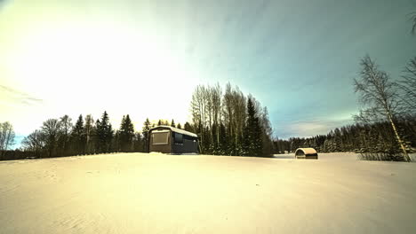 tiro de lapso de tiempo escénico de cabañas de vacaciones de madera cubiertas con una capa gruesa de nieve durante la temporada de invierno con árboles en el fondo
